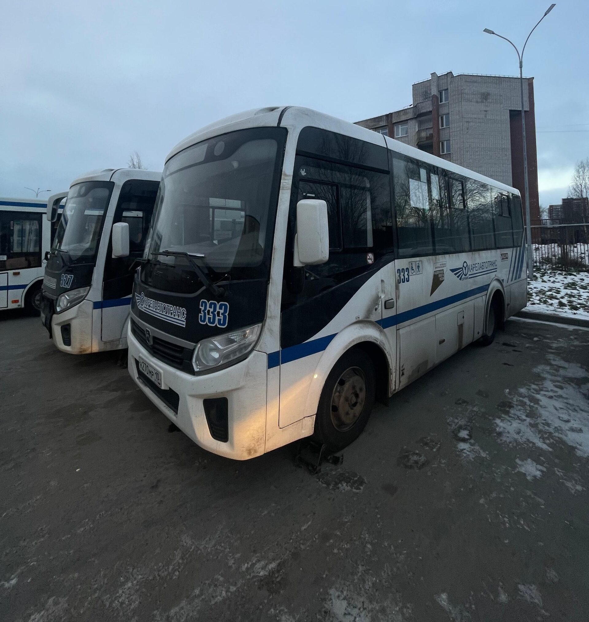 Появились подробности происшествия на автовокзале Петрозаводска, когда водителя зажало между автобусами