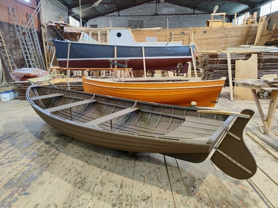 Узнали, что нужно мастеру для строительства деревянной шлюпки