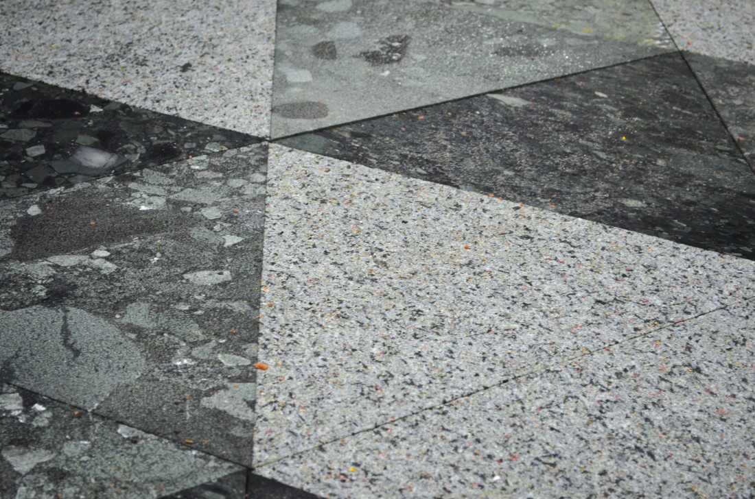 Карельским гранитом покроют Ленинградский вокзал в Москве