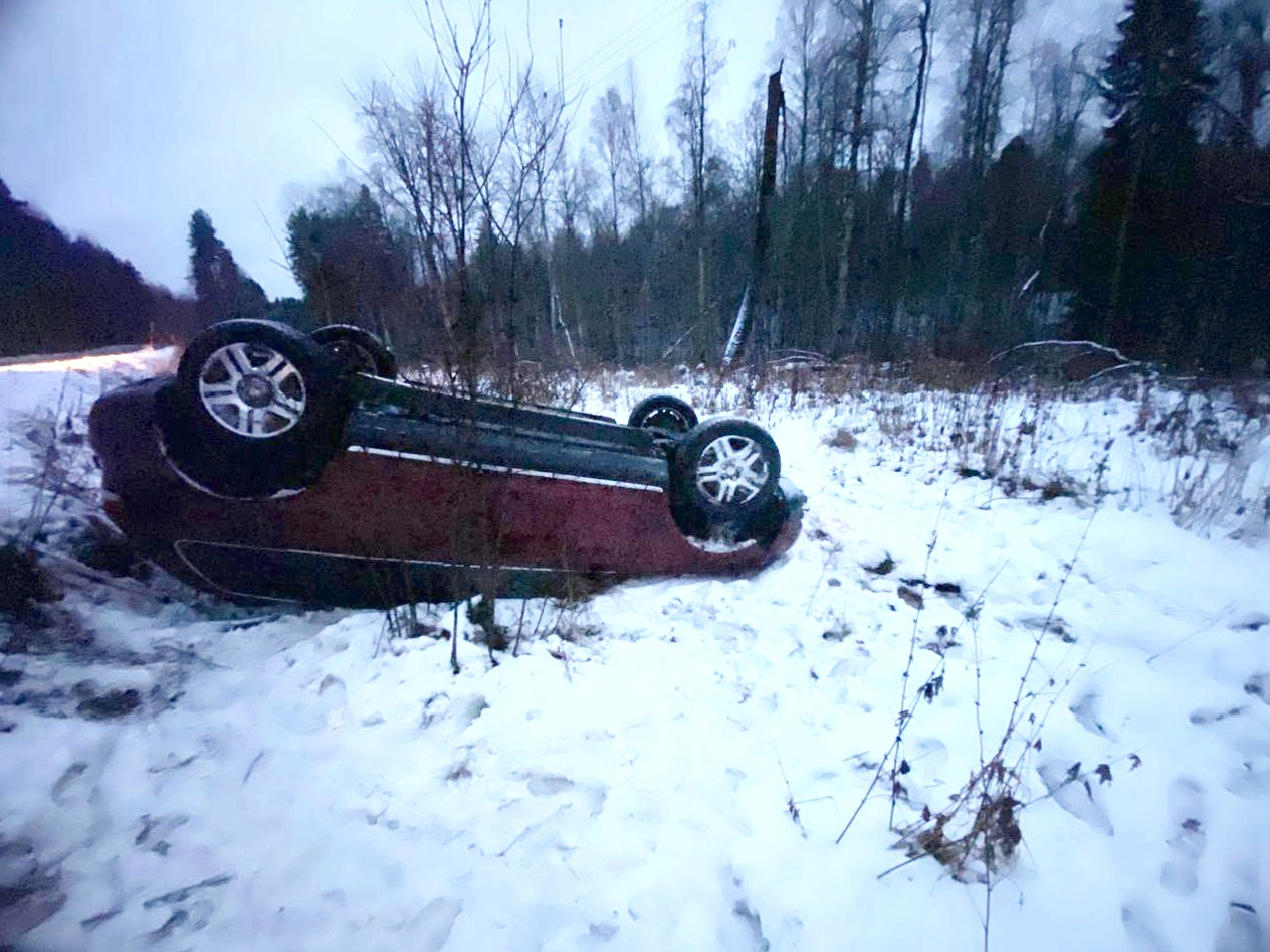 Автоледи пострадала в перевернувшейся на скользкой дороге иномарке в Кондопожском районе