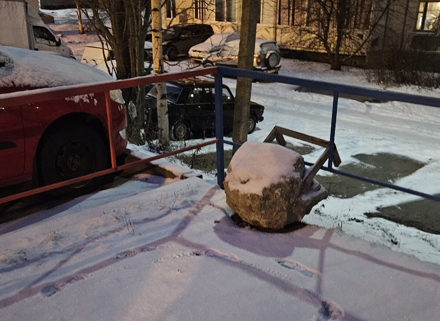 Опасная глыба с арматурой лежит на детской площадке в Петрозаводске