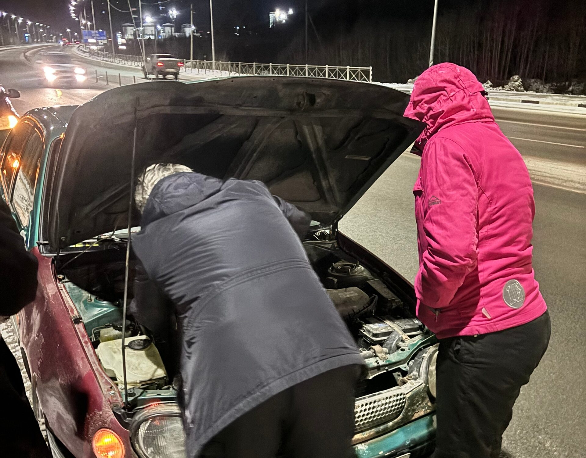 Отец Григорий спас девушек на дороге под Петрозаводском