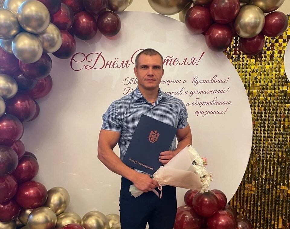 В Пряжинском районе талантливого педагога Сергея Цызу, погибшего в ДТП, посмертно наградили медалью