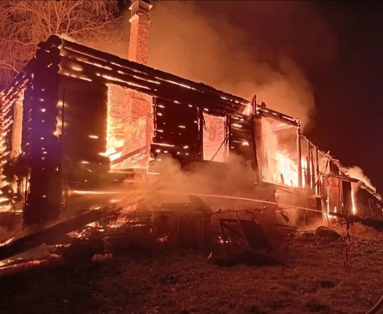 Огнеборцы тушат крупный пожар в старинном карельском селе