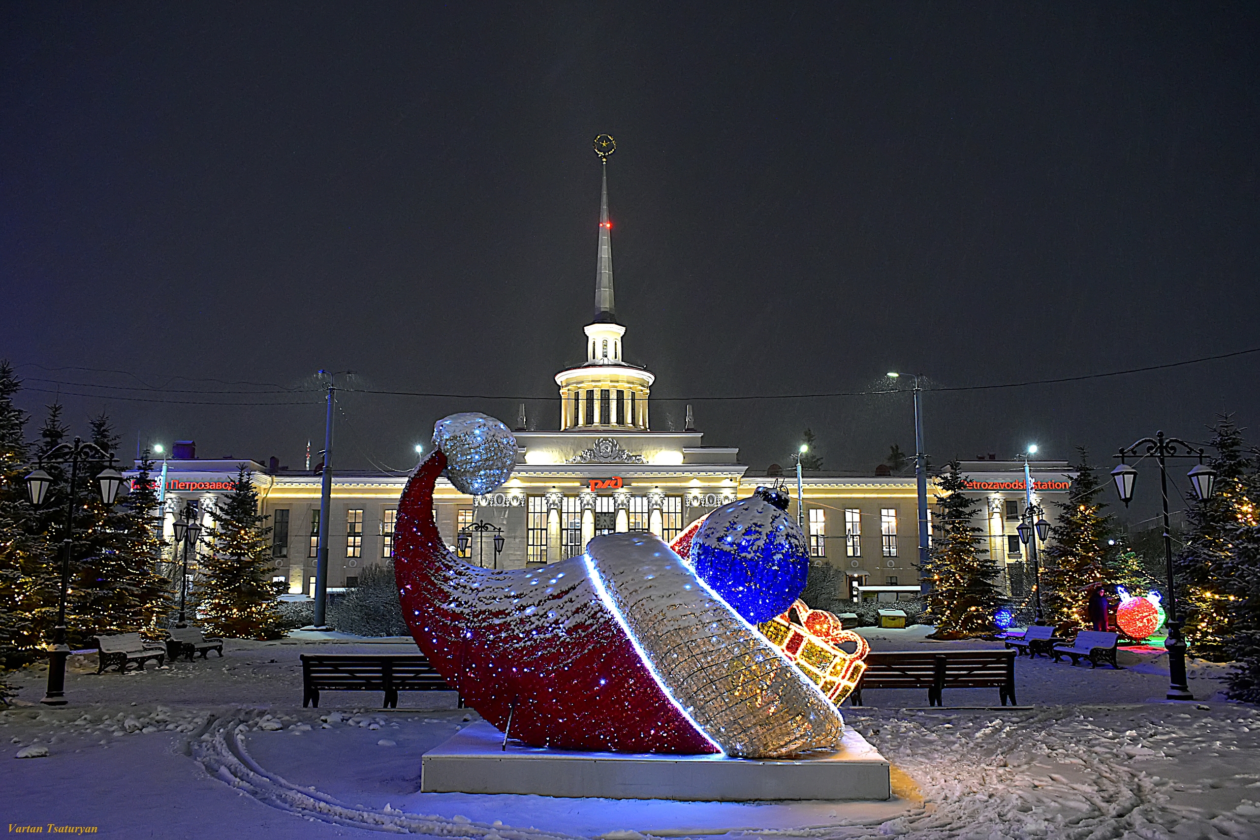 Сияющий Петрозаводск в преддверии Нового года попал в кадр карельского фотографа