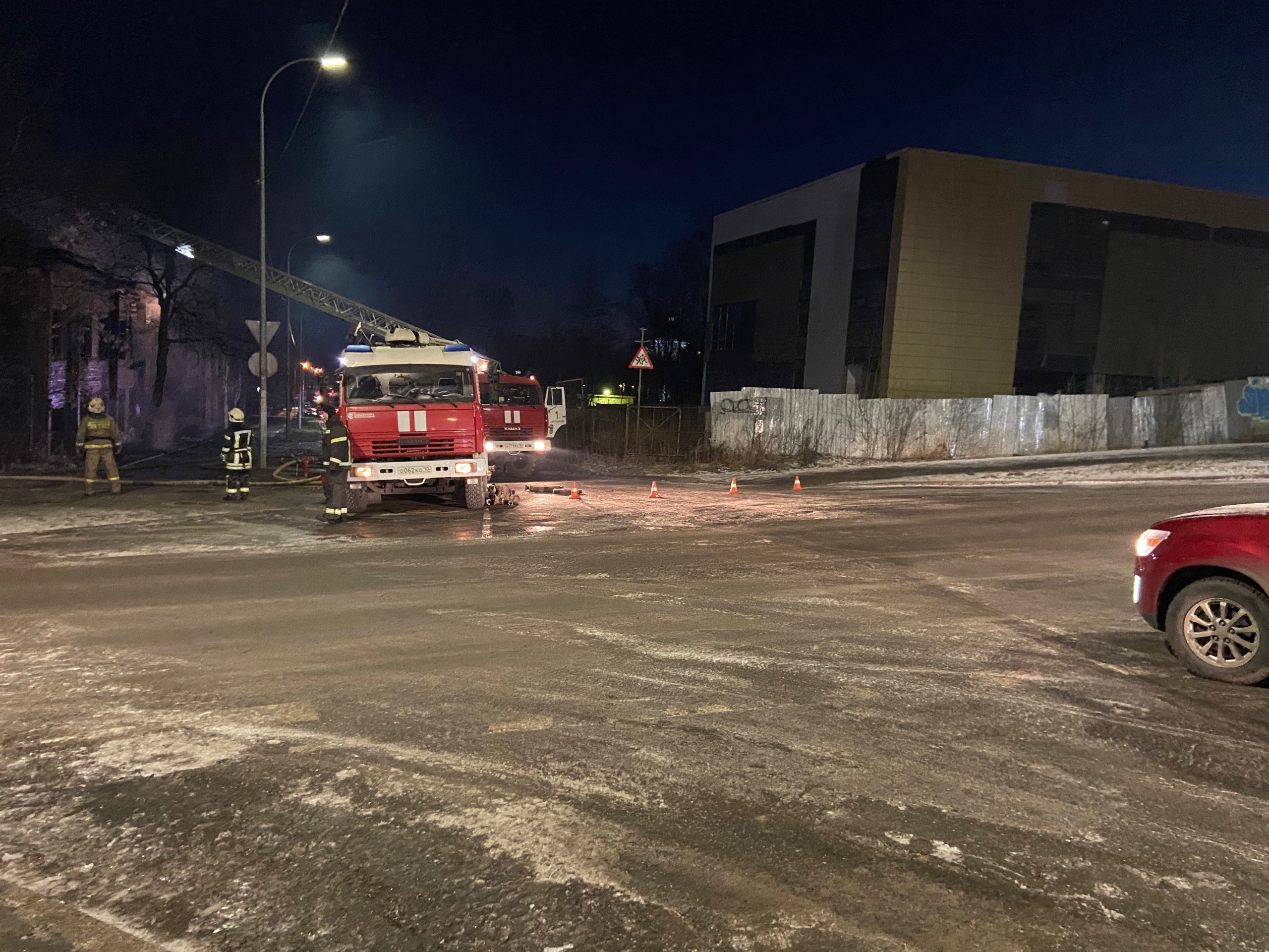 Из-за пожара на Голиковке автомобилям трудно проехать перекресток