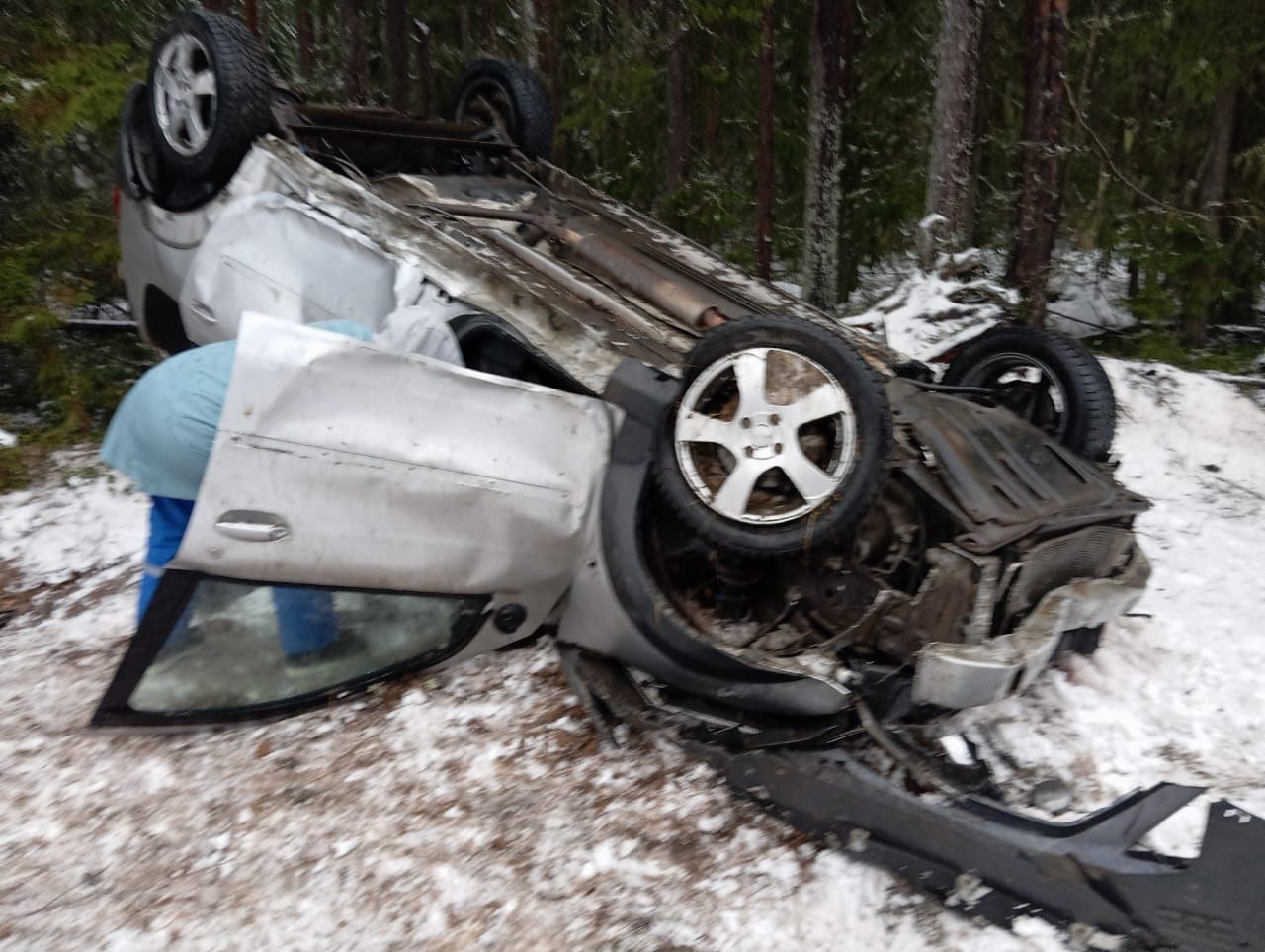 Спасатели достали пострадавшего из перевернувшегося автомобиля на трассе в Карелии
