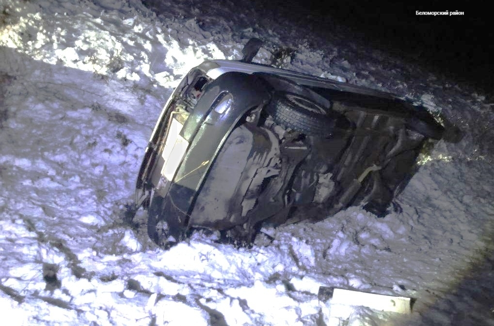 Тягач столкнул микроавтобус с трассы в Карелии