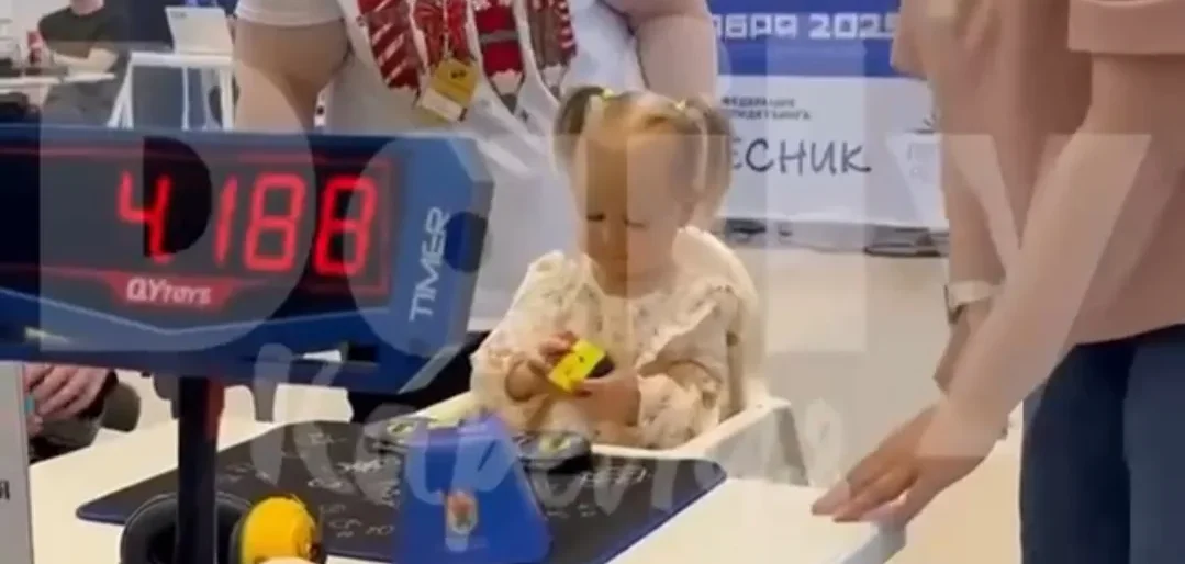 Двухлетняя девочка в Петрозаводске собрала кубик Рубика за считанные секунды на чемпионате по спидкубинку