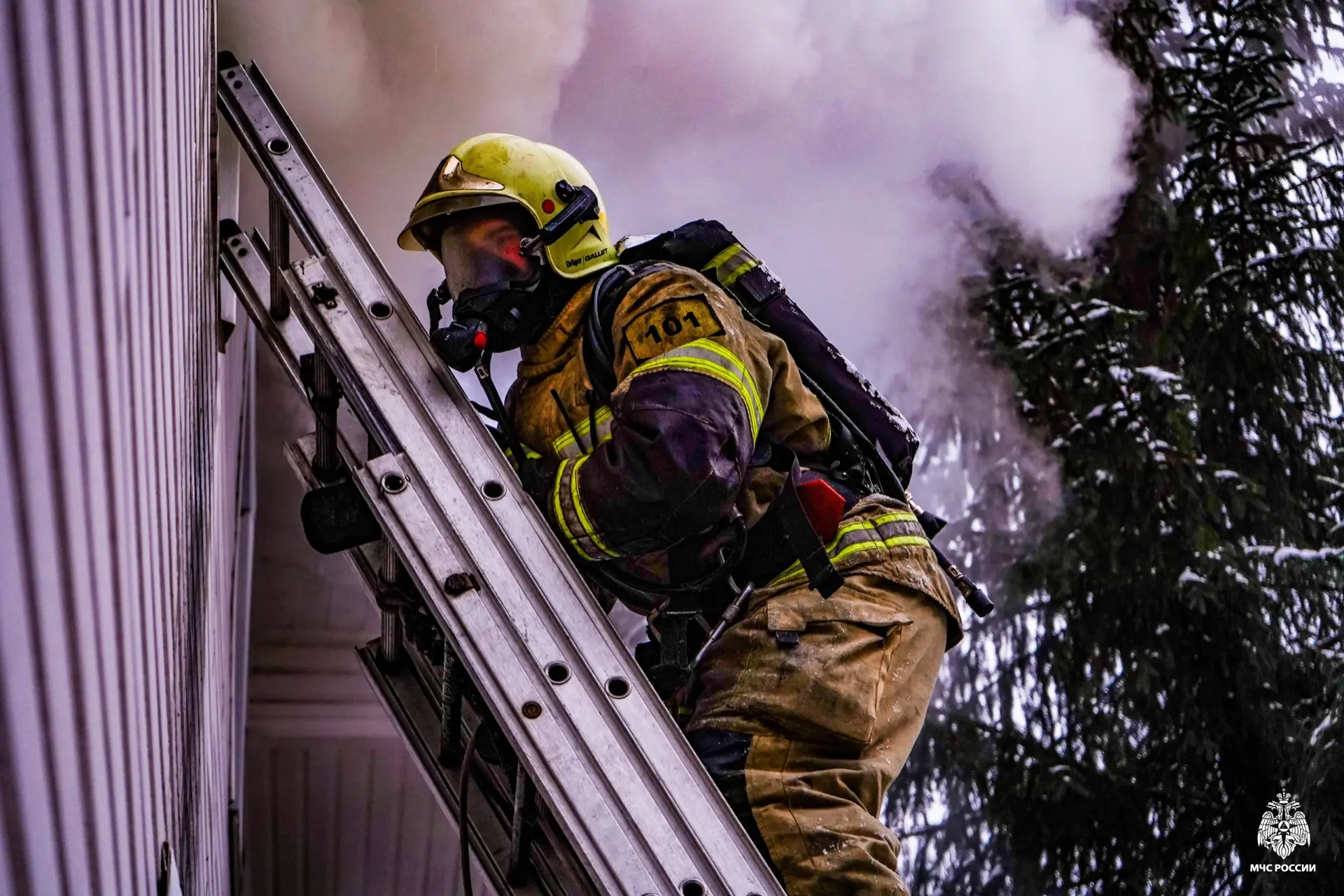 Появились фото с места пожара в центре Петрозаводска, где полыхал двухэтажный дом