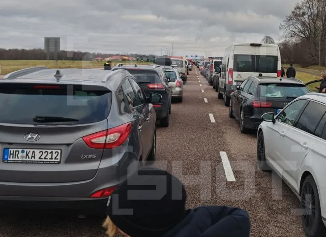 Хотят на праздники в Калининград: европейцы устроили затор на границе с Россией