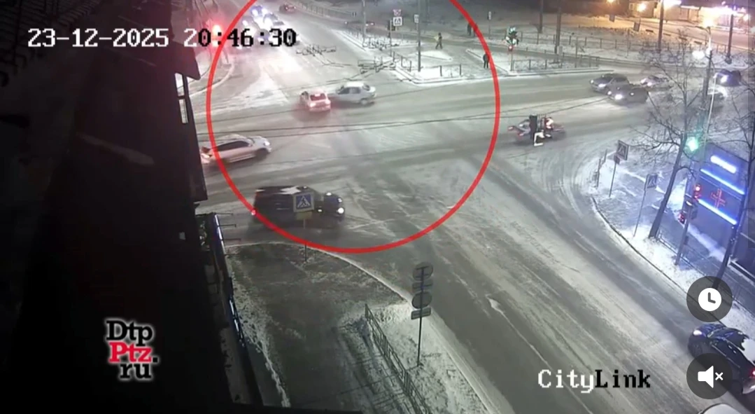 В расширенном центре Петрозаводска на перекрестке схлестнулись две легковушки