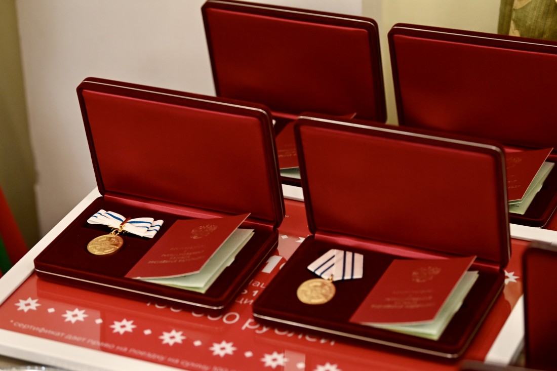 Артур Парфенчиков вручил государственные награды жителям Карелии