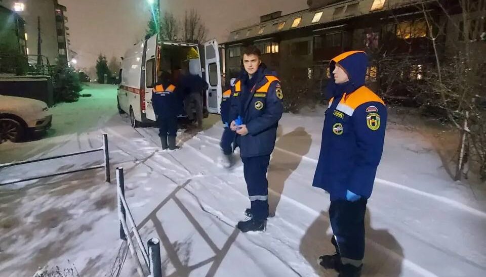 Спасатели помогли донести жителя Петрозаводска из квартиры в машину скорой помощи