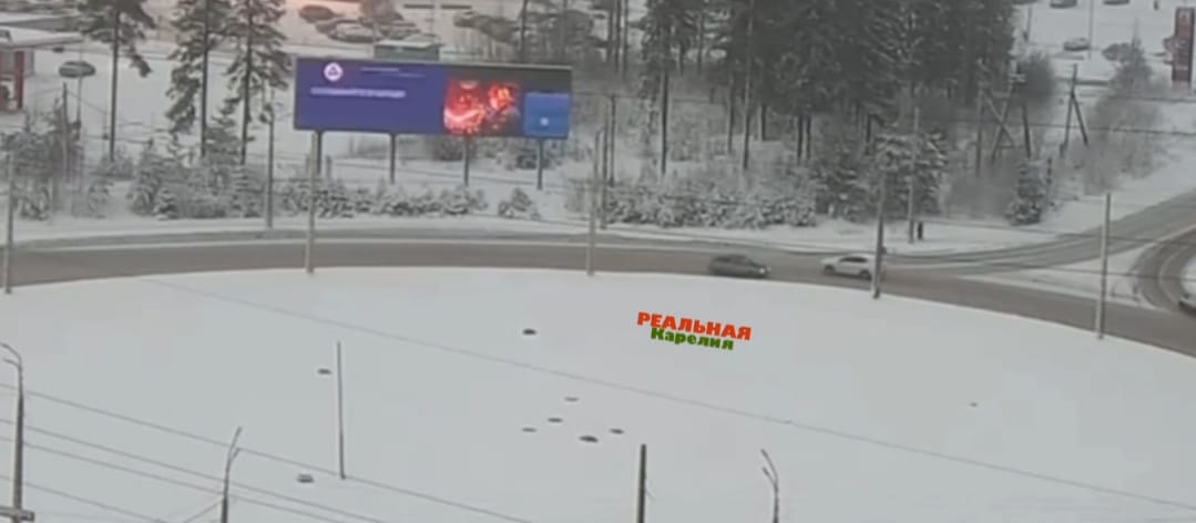 Горе-дрифтер чудом не устроил массовую аварию на Чапаевском кольце в Петрозаводске