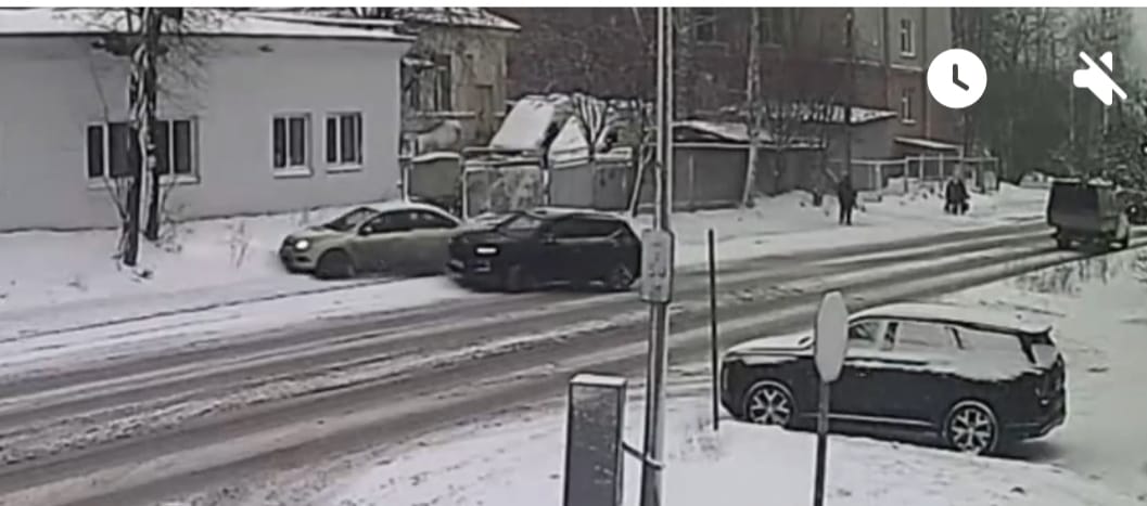 На скорости и прямо в здание: в Петрозаводске произошло жёсткое столкновение двух авто