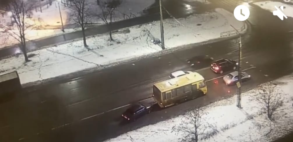 ГАИ Петрозаводска ищет очевидцев, которые видели, как лихач в Петрозаводске на бешеной скорости нарушил ПДД