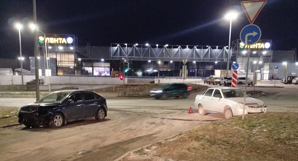 В расширенном центре Петрозаводска у популярного гипермаркета столкнулись две легковушки