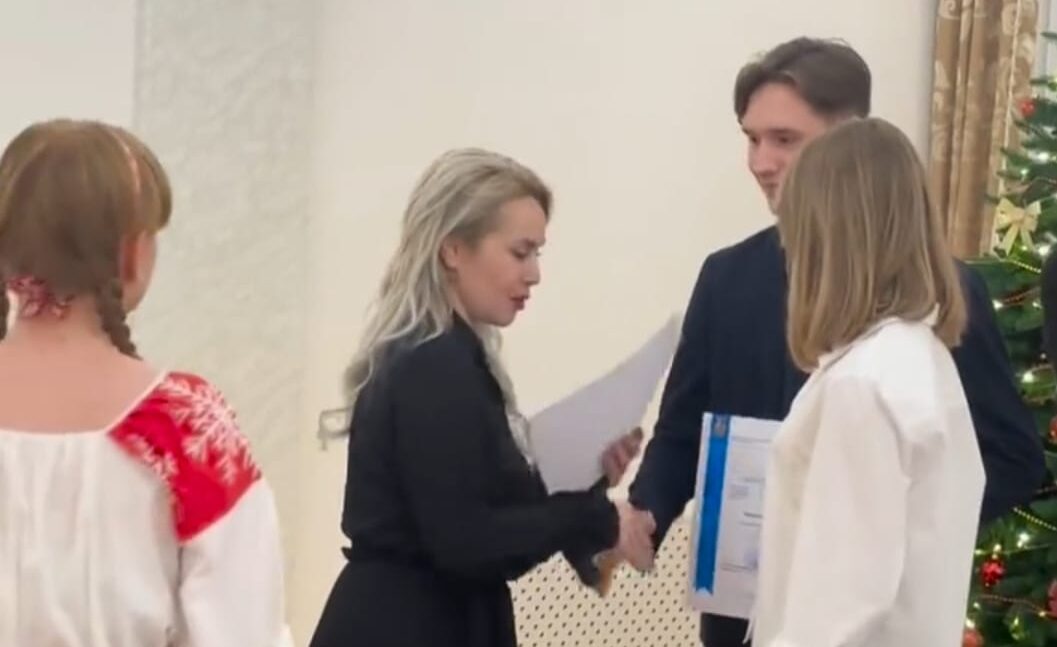 Одаренным детям Петрозаводска Инна Колыхматова вручила стипендии