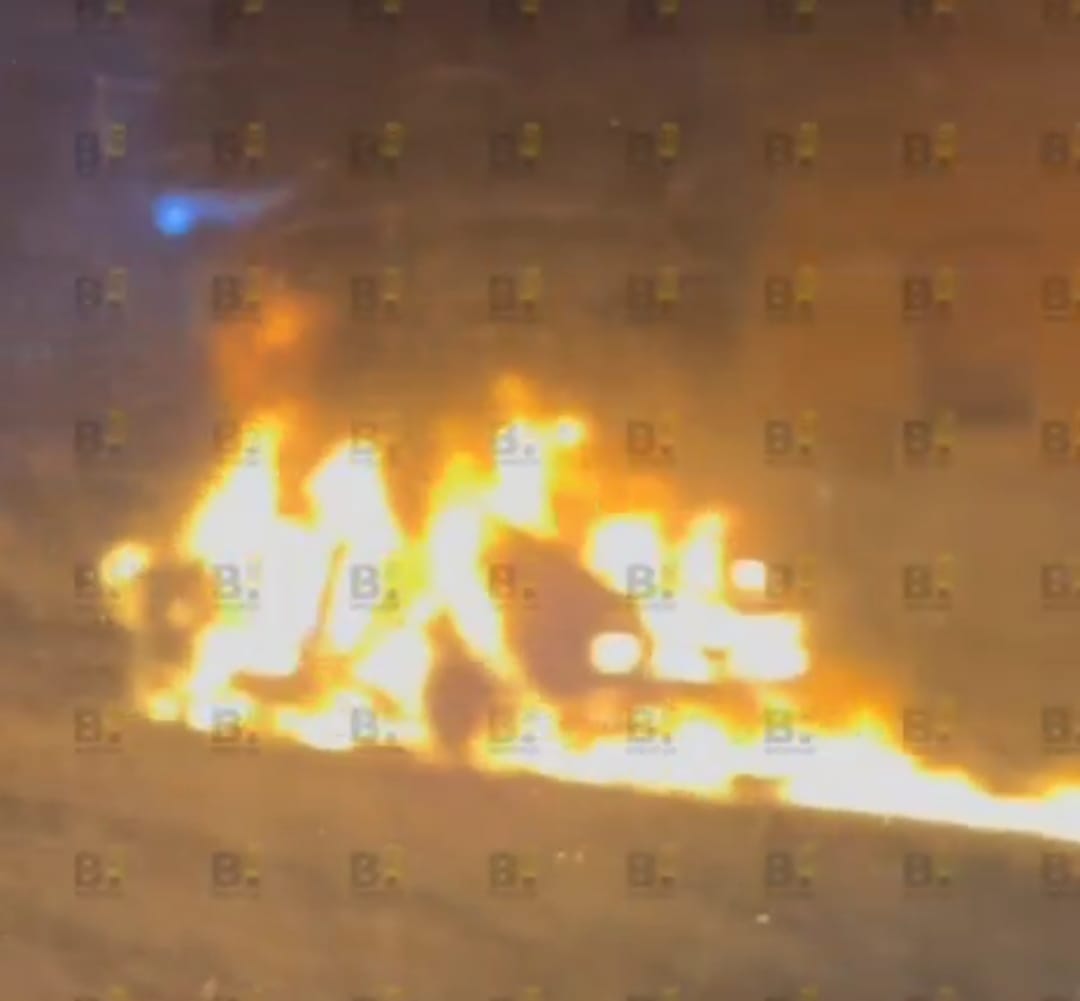 В самом центре Петрозаводска полыхает автомобиль «Audi»