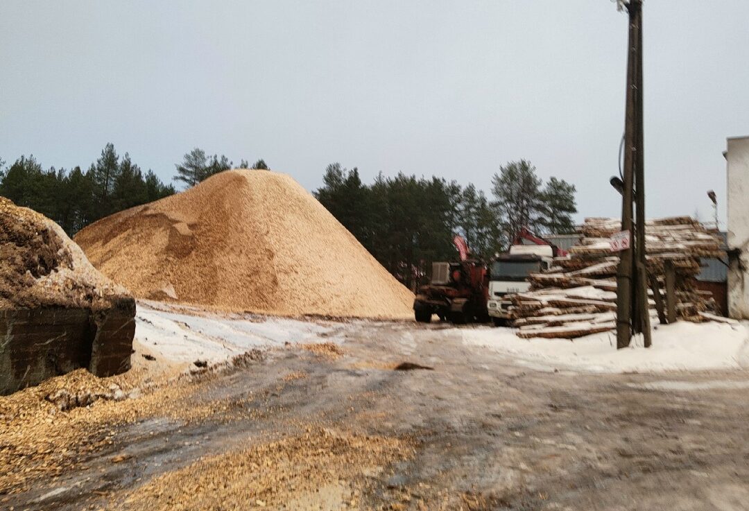 Жильцов дома в Медвежьегорске кошмарят древесной щепой и шумом