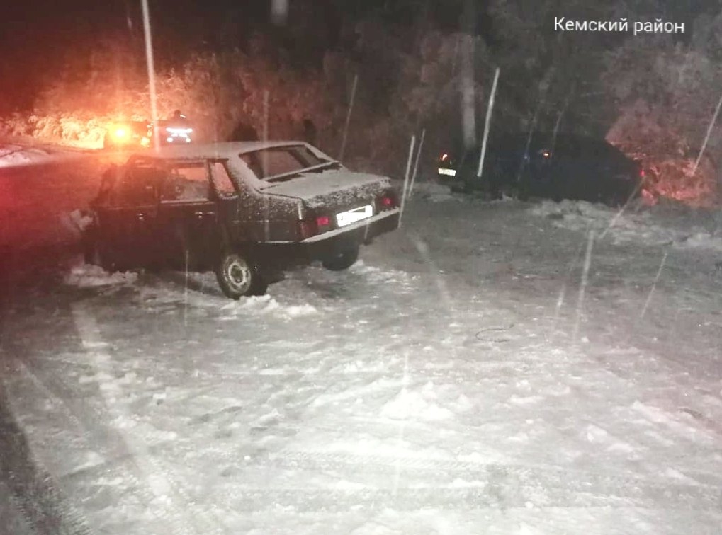 Пьяный юноша за рулем отечественной легковушки вылетел на встречку и врезался в иномарку в Кемском районе