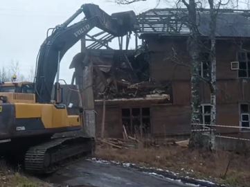 Расселенный аварийный дом снесли на Птицефабрике