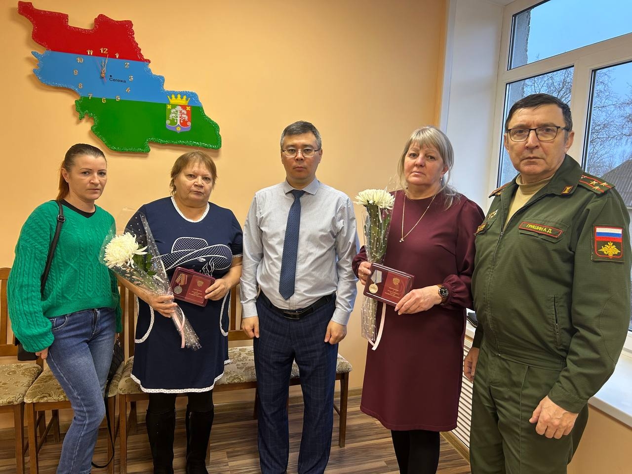 Награды погибших на СВО бойцов передали их семьям в Сегежском округе