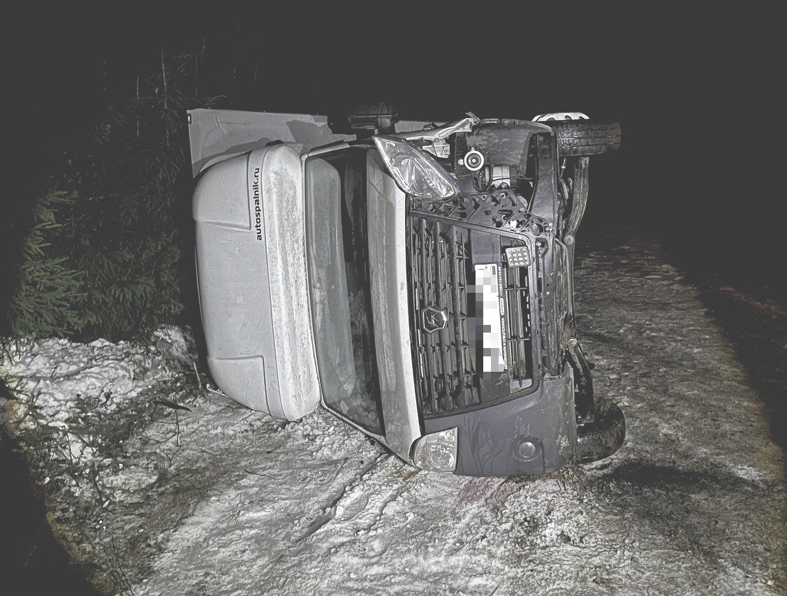 Трасса в Карелии оказалась суровой к гостю республики: «Газель» легла набок, водитель из Москвы травмирован