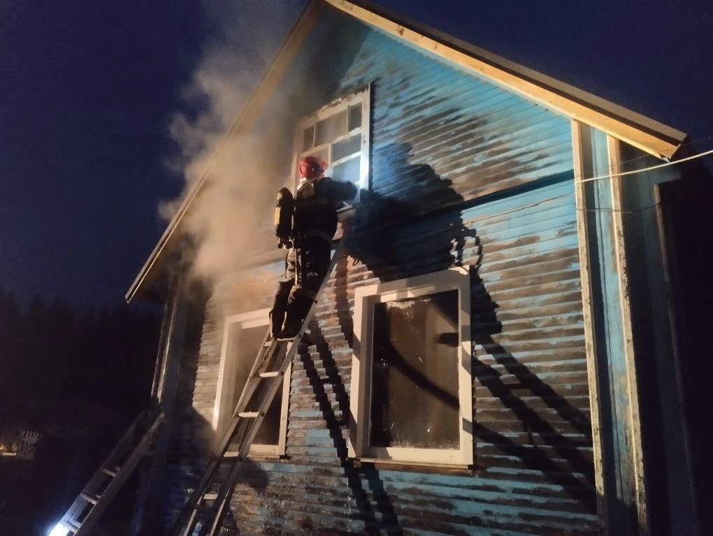 Комната выгорела при пожаре в деревенском доме в Олонецком районе