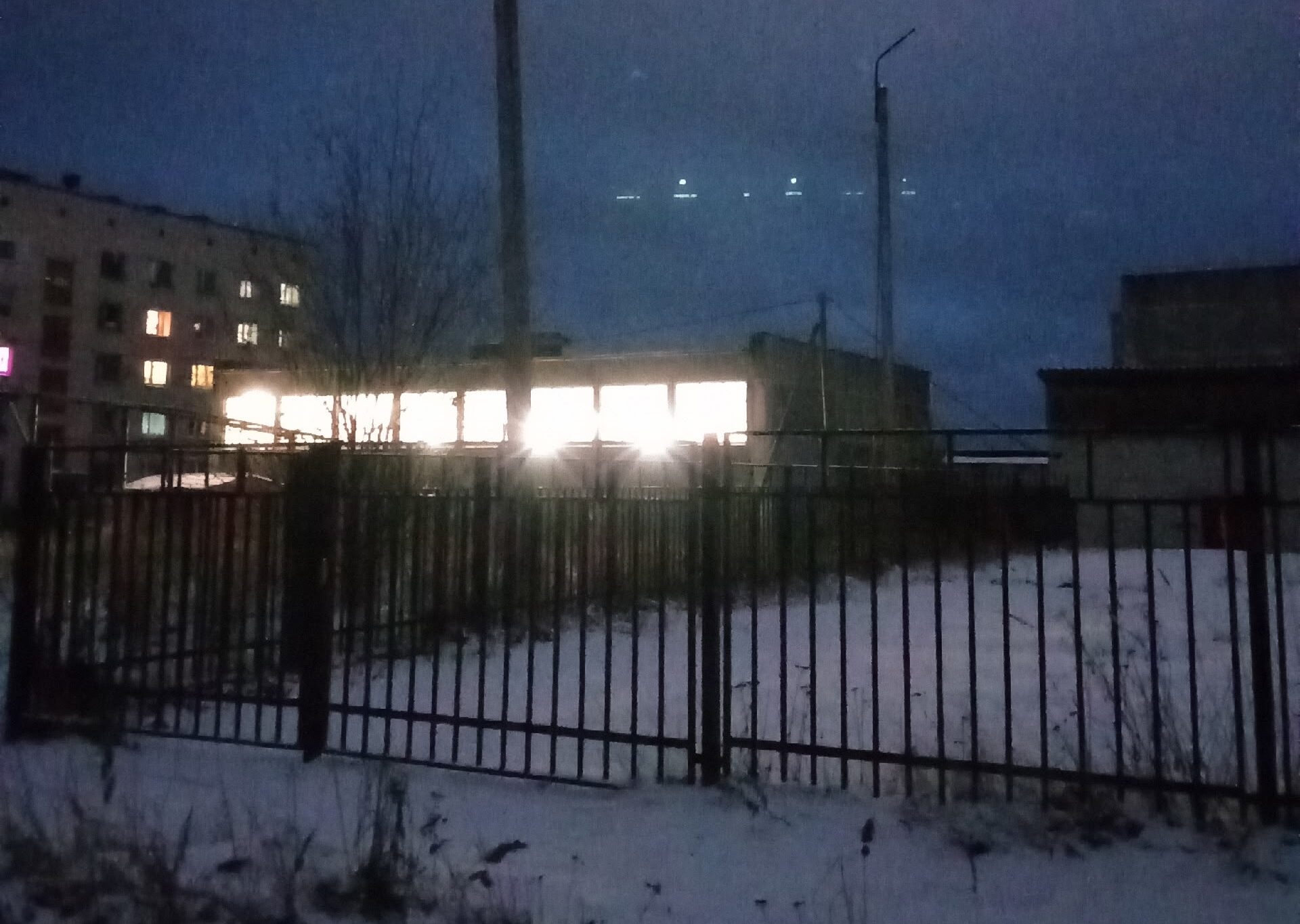 «Железные ограждения, заборы, замки»: спортивную площадку закрыли от детей в поселке Карелии