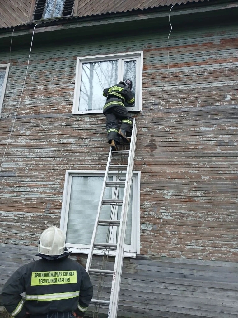 Пожарные помогли беспомощному пожилому мужчине в Олонце