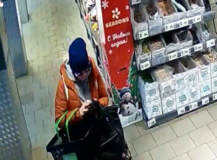Полиция Петрозаводска разыскивает подозреваемую в магазинной краже