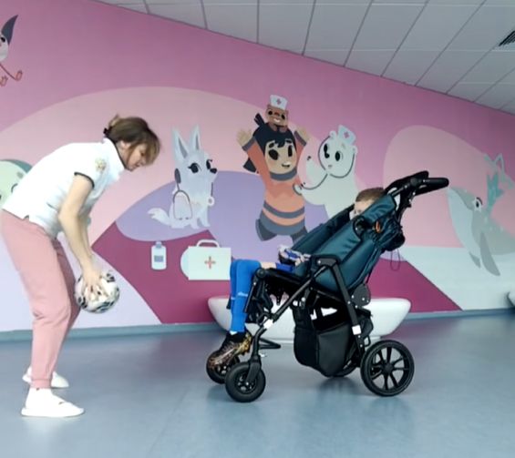 Сева уже в бутсах: мама мальчика, которого в мае укусил зараженный клещ, играет с сыном в футбол