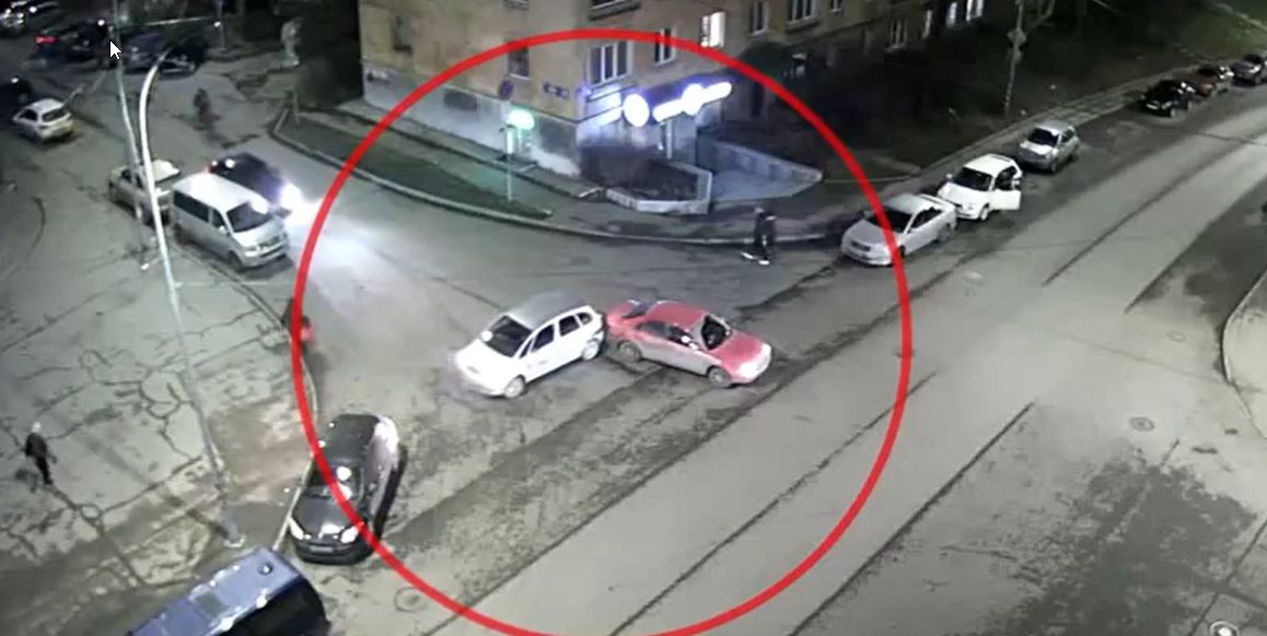 Лавировал-лавировал — и ДТП: после неудачного маневра автомобиль уехал с места аварии в Петрозаводске