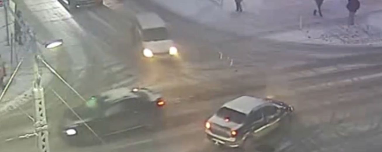 После встречи с машиной нарушителя легковушку развернуло в центре Петрозаводска