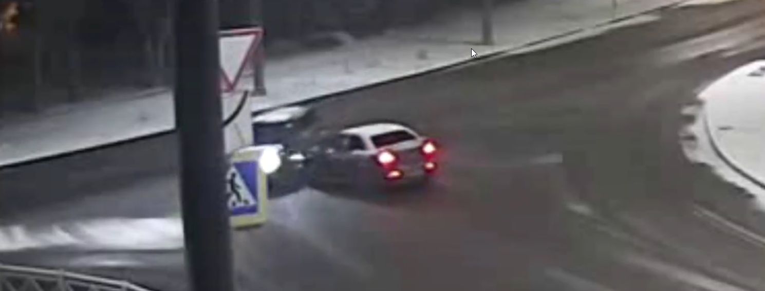 «Это финиш»: рано утром в воскресенье легковушки нелепо сошлись на пустом перекрестке в Петрозаводске