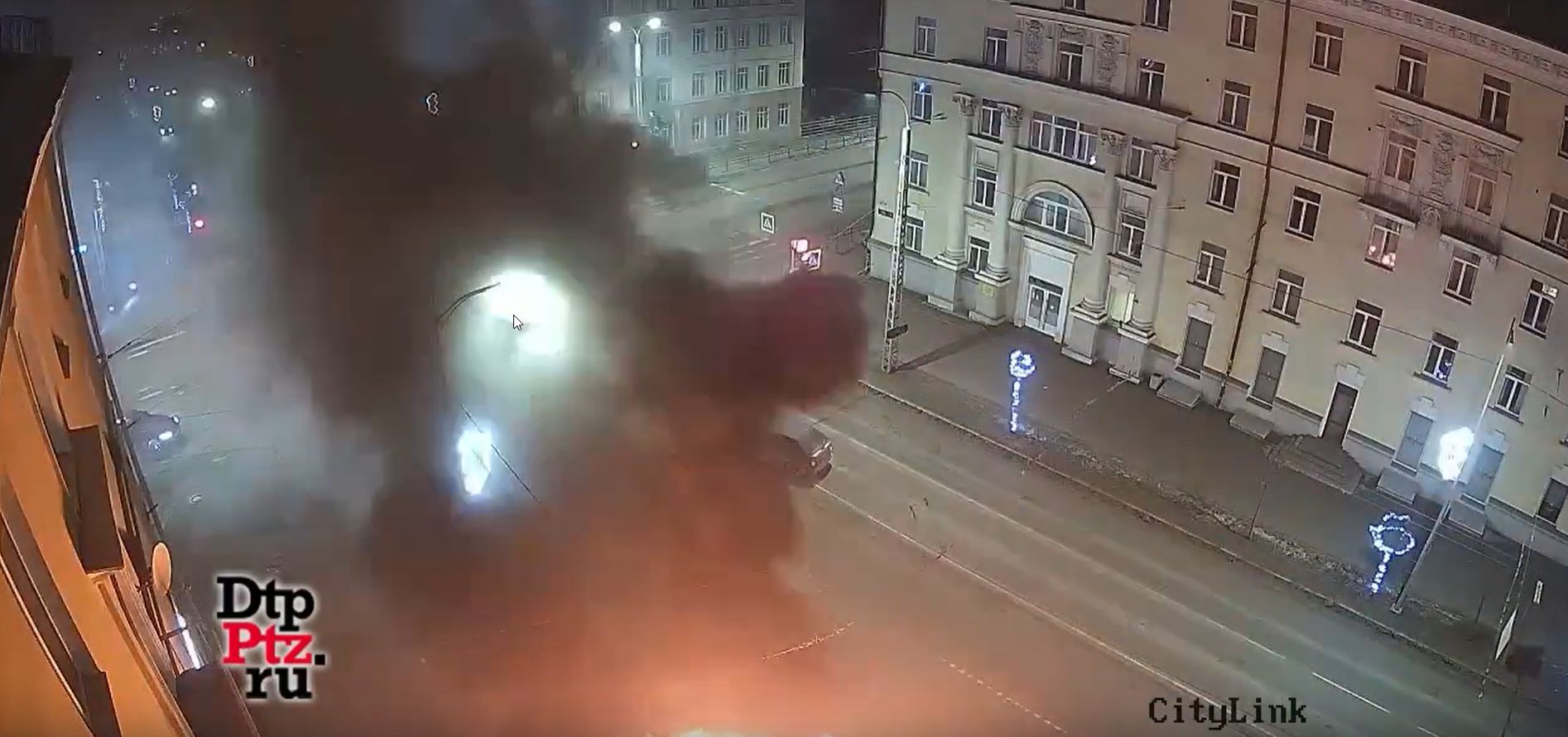 Пламя поднялось до четвертого этажа: появились подробности о полыхавшей Audi в центре Петрозаводска