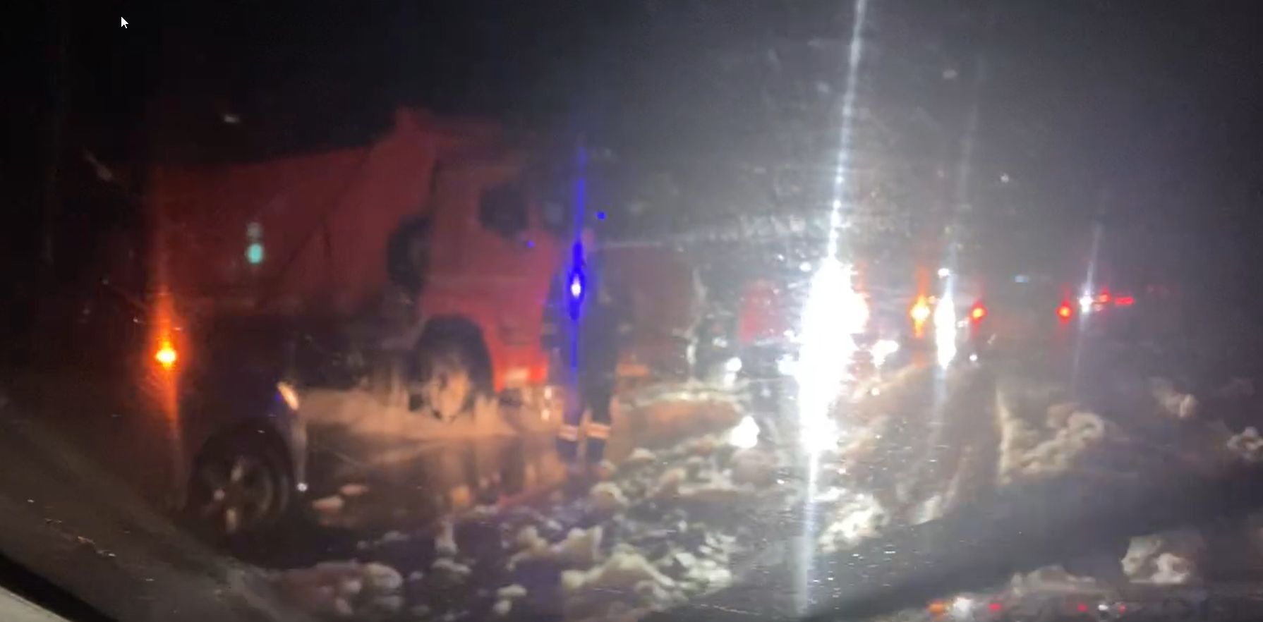 Дорога залита пеной - тушили то, что осталось: под Петрозаводском столкнулись грузовик, легковушка и микроавтобус