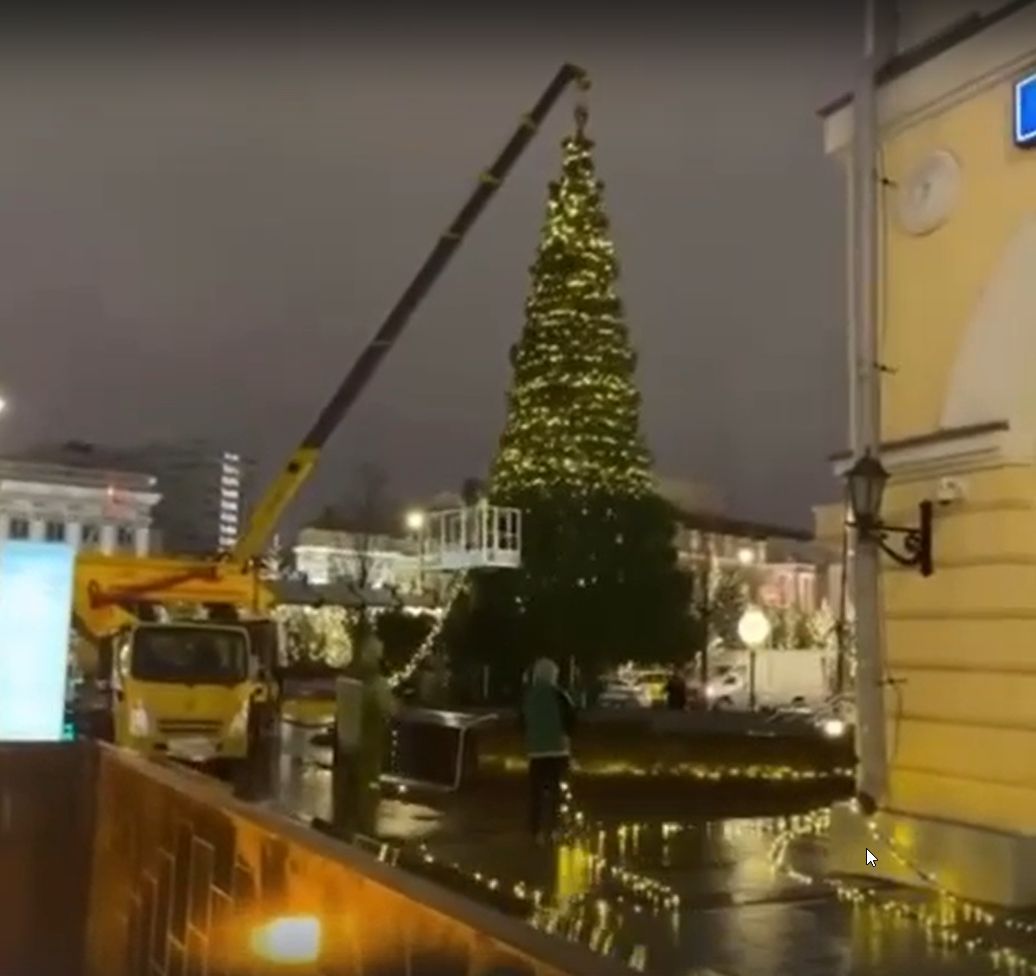 Находчивые коммунальщики столицы придумали, как моментально нарядить огромную новогоднюю ёлку