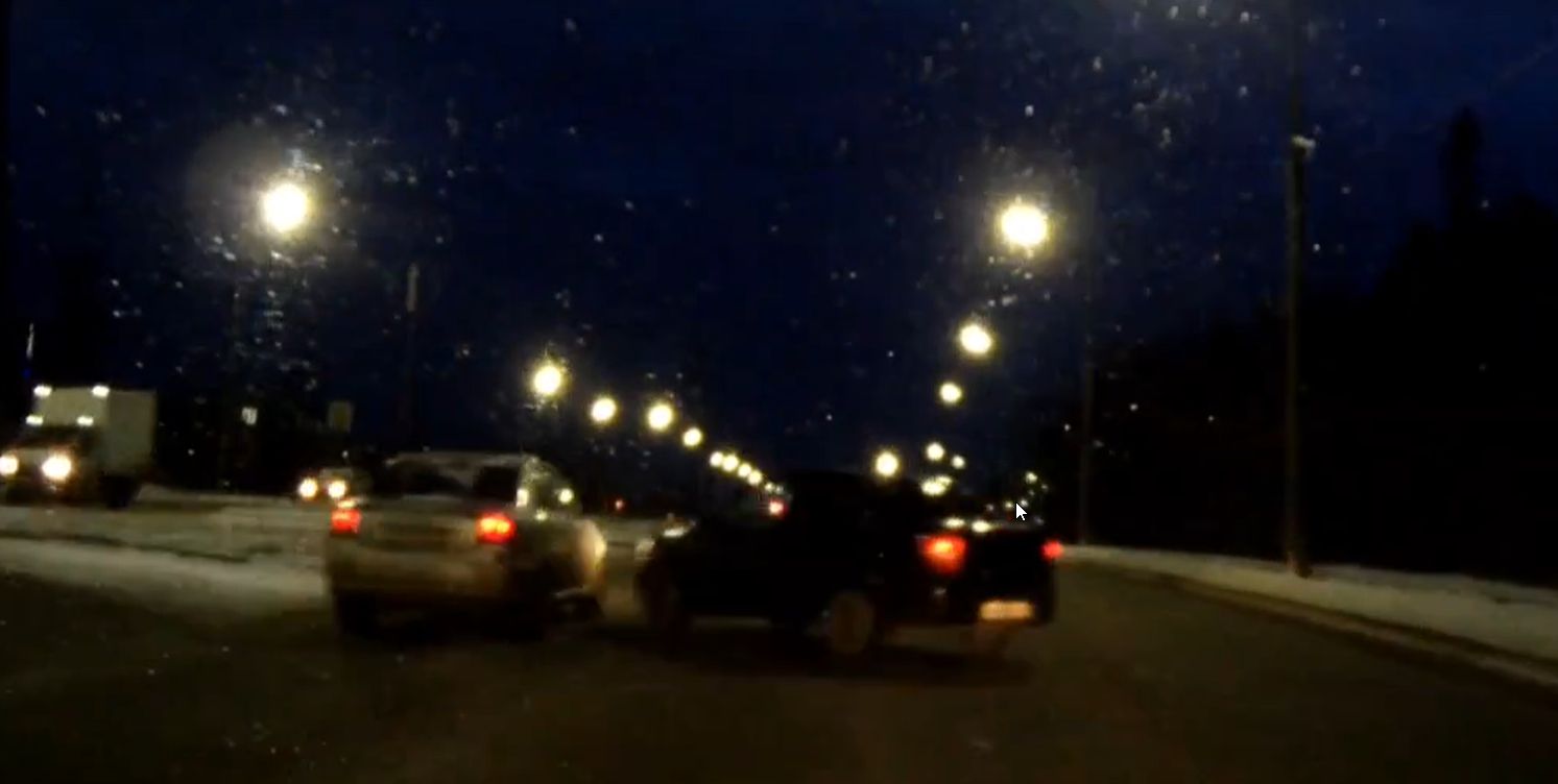 Удар, бордюр, столб...: водитель резким маневром отправил легковушку в кювет с шоссе Петрозаводска и скрылся