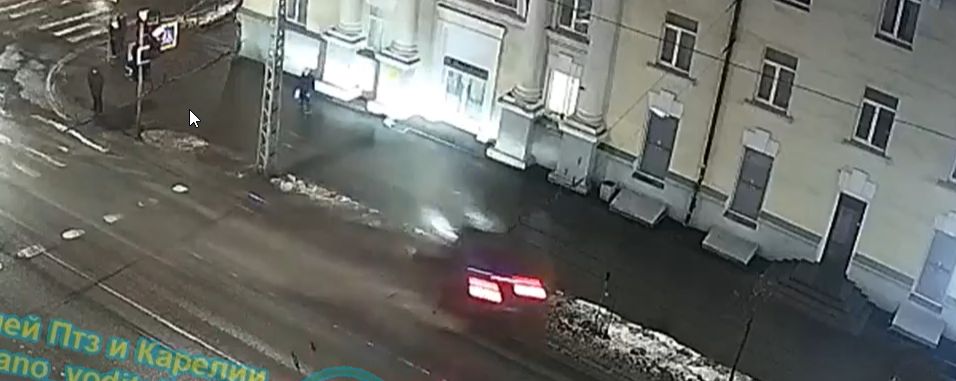 Легковушку развернуло на огромной скорости: снеся деревья, она вылетела на тротуар в центре Петрозаводска