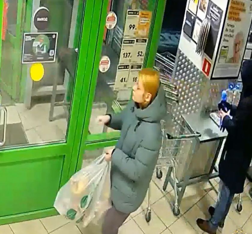 Полиция Петрозаводска разыскивает подозреваемую в краже продуктов
