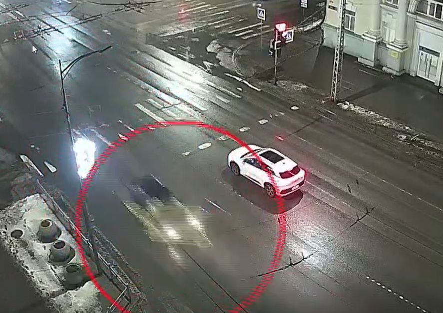 С забором на капоте легковушка на красный свет пролетела перекресток в центре Петрозаводска