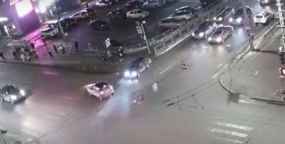 Пешеходы отскочили, когда машину после столкновения понесло на тротуар в центре Петрозаводска