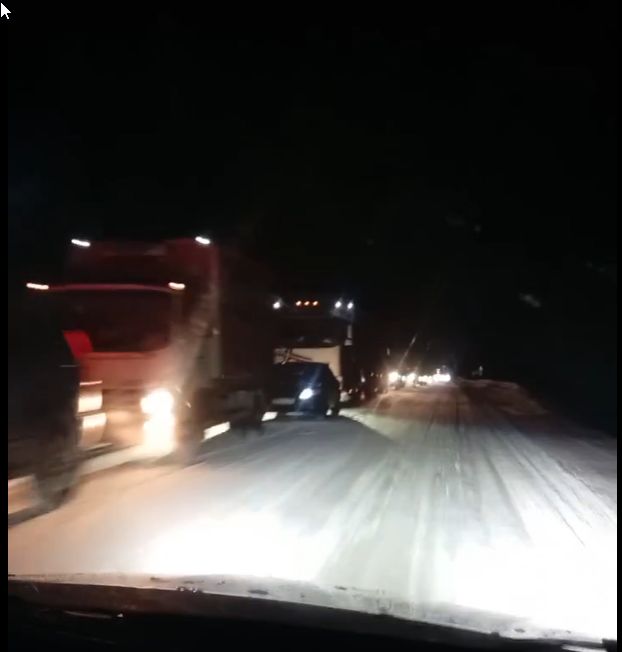 Машины встали в многокилометровую пробку на севере Карелии