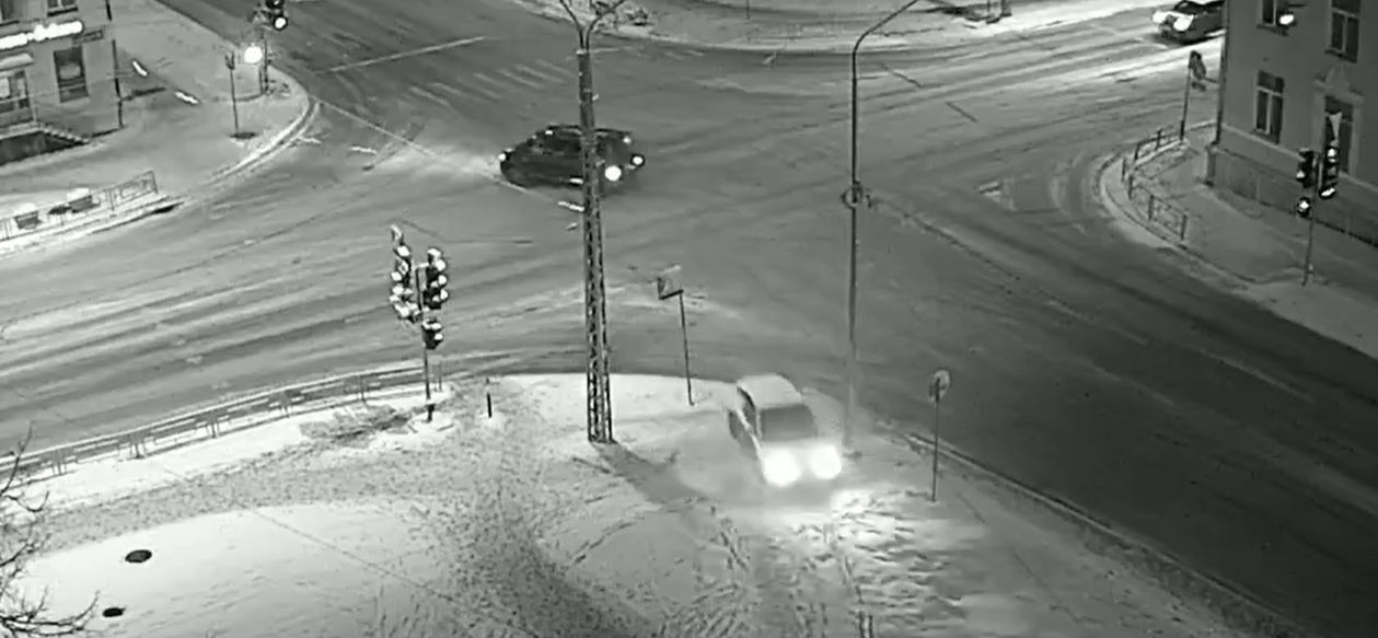 Ночью в Петрозаводске легковушка вылетела на тротуар