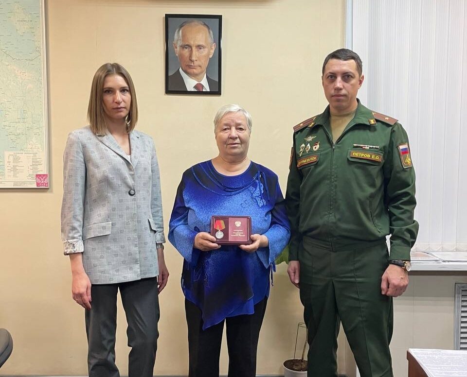 Высокую награду передали матери бойца СВО в Прионежском районе