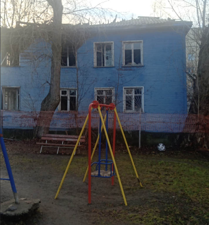 В Карелии жители обеспокоены соседством аварийного дома и детской площадки