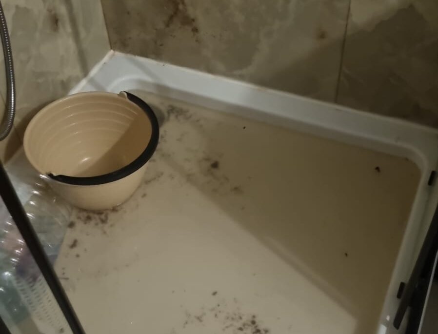 Жильцы многоквартирного дома в Карелии вторые сутки сидят без воды и туалета